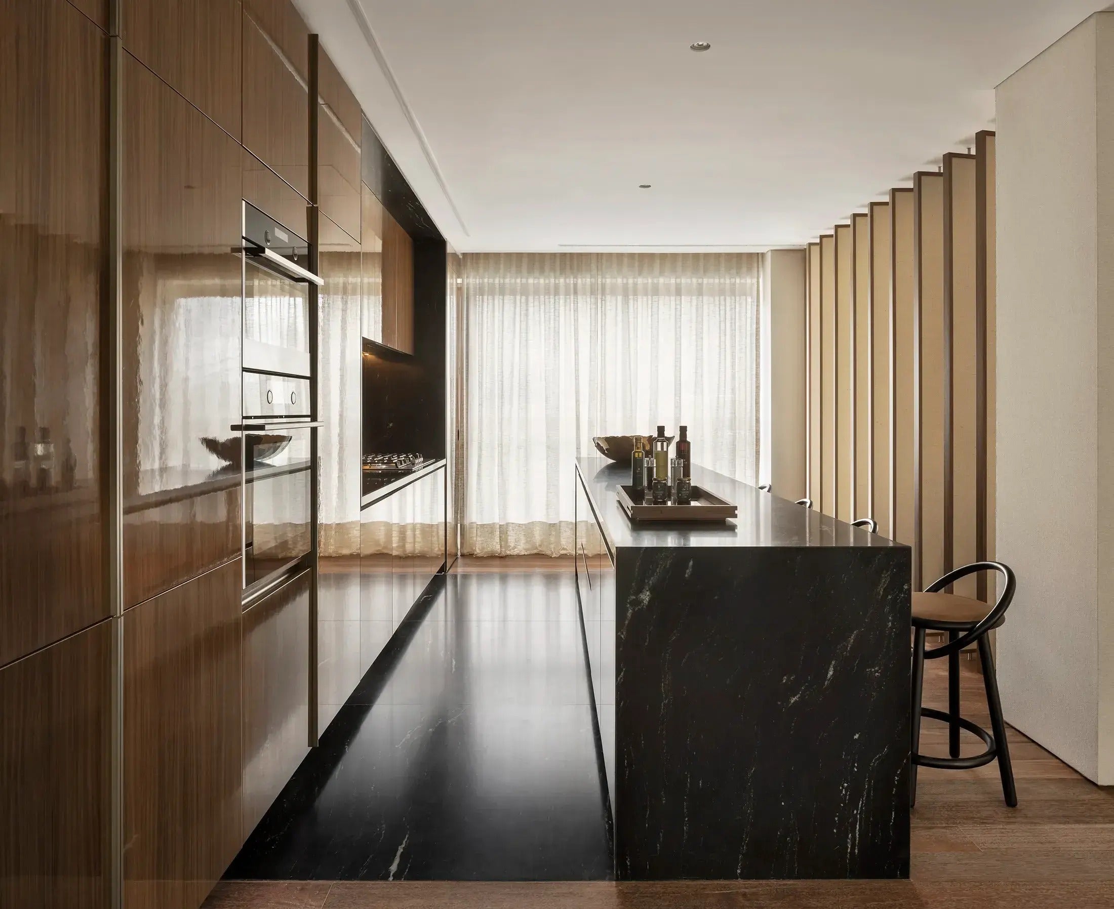 Marcato Móveis — Cozinha em lâmina natural alto brilho — Fasano Cidade Jardim, São Paulo