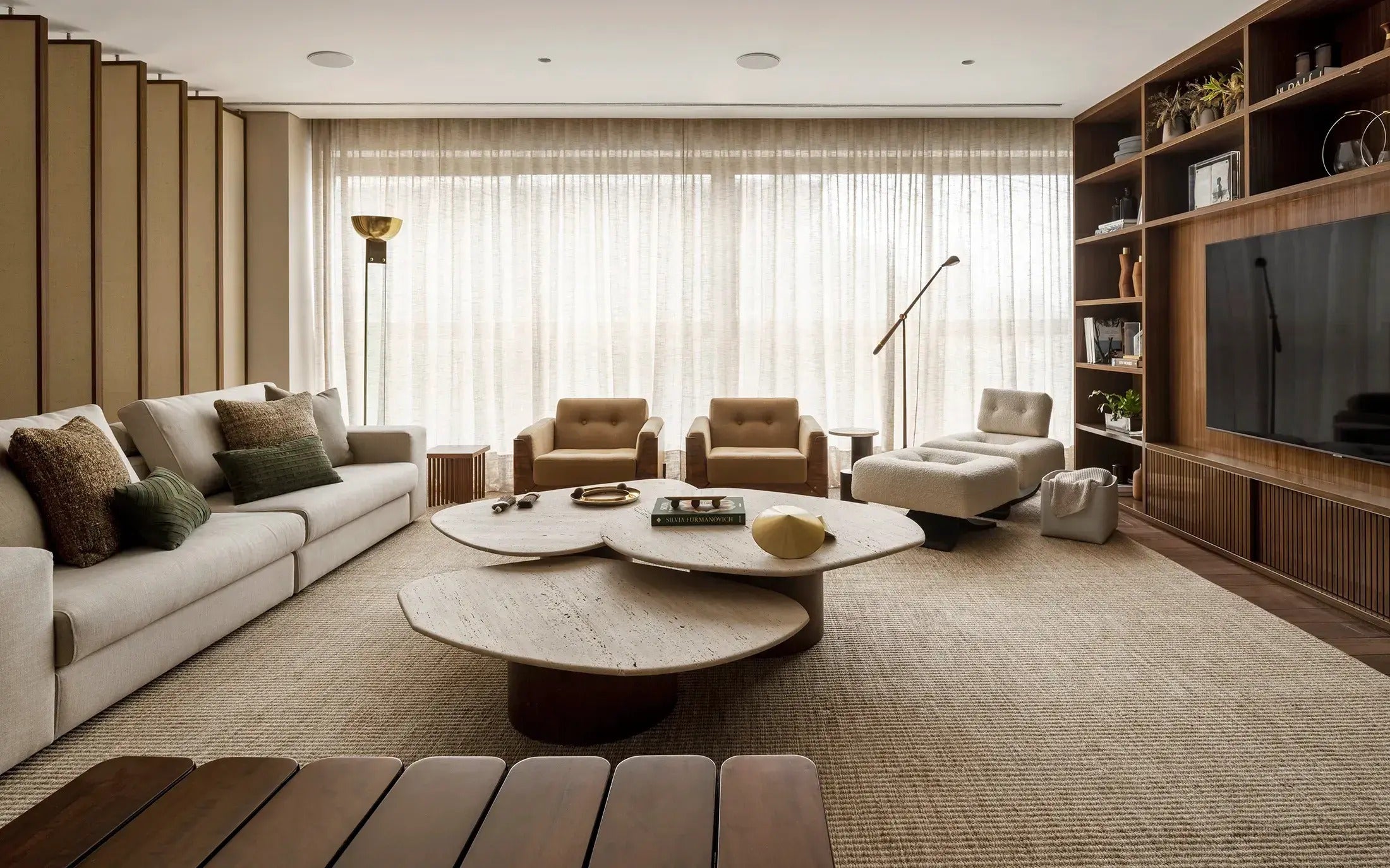 Marcato Móveis — Living com TV wall em lâmina natural alto brilho — Fasano Cidade Jardim, São Paulo