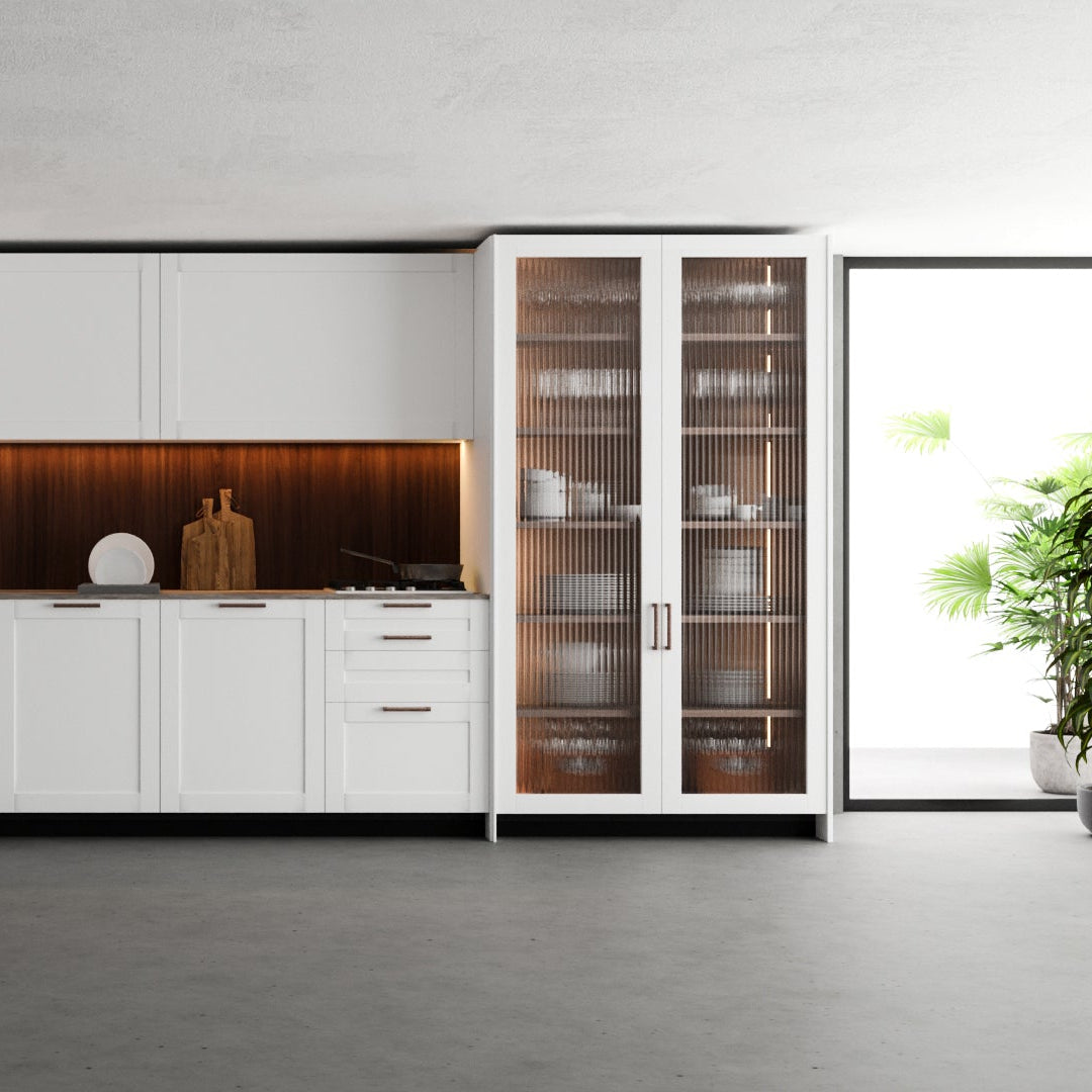Cozinha Frame Marcato sob medida com moldura estrutural e integração de tramas naturais como palha