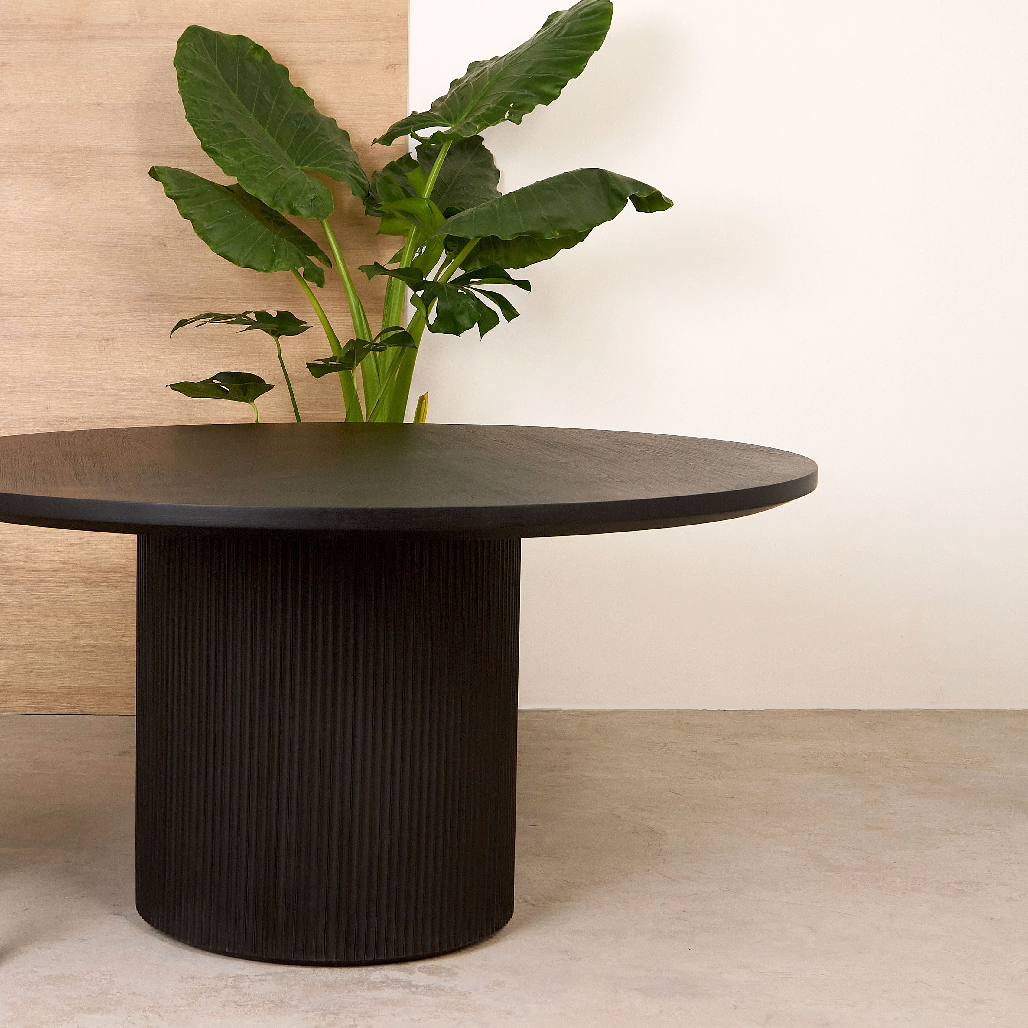 Mesa Luna Canelada Marcato 150cm em madeira maciça tauari com base canelada e acabamento ebanizado para sala de jantar premium