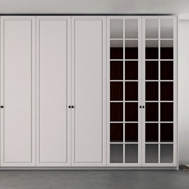 Dormitório Bellagio Marcato sob medida em alta marcenaria com molduras clássicas e pintura microtextura para closet planejado