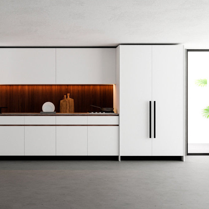 Cozinha Profilo Marcato sob medida com régua linear horizontal sem puxador externo, alta marcenaria minimalista