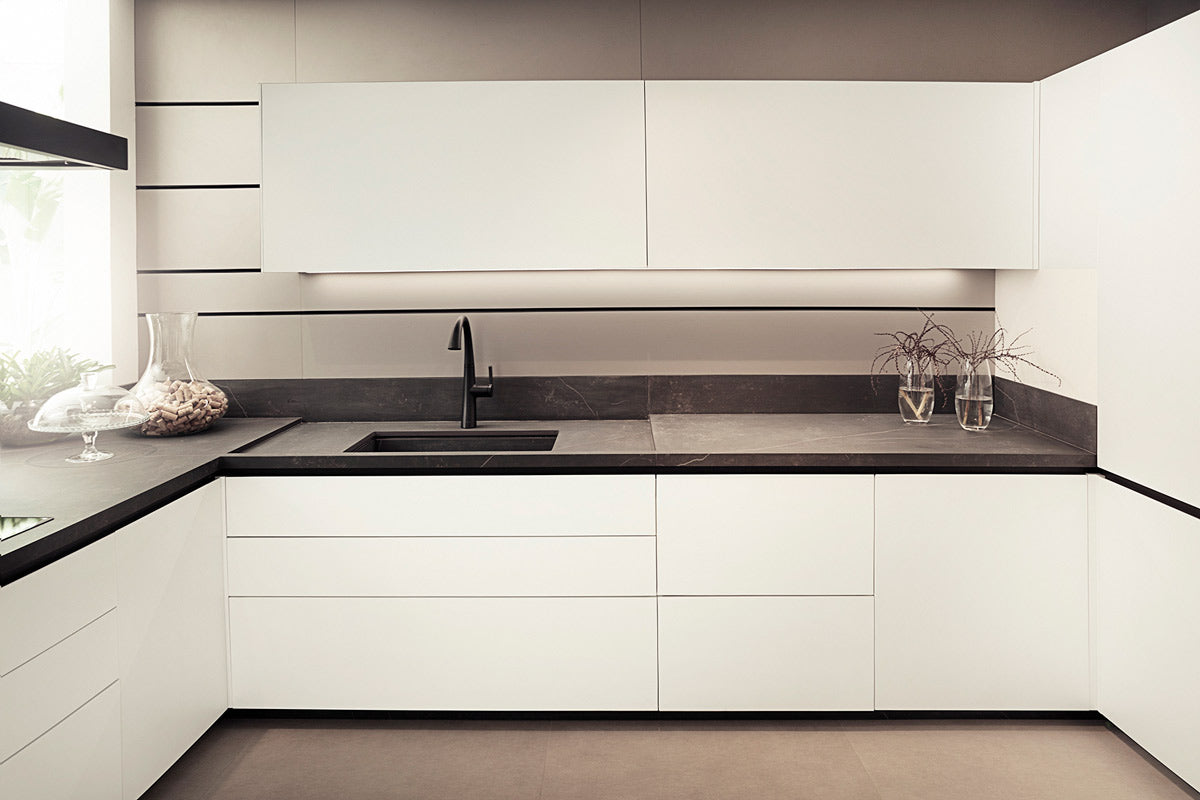 Cozinha Time Profilo Marcato — detalhe construtivo do puxador integrado à porta