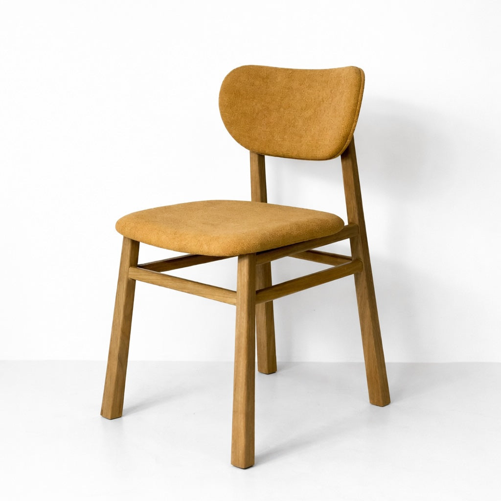 Cadeira Lina Marcato em madeira maciça com design fluido orgânico e estofado bege para sala de jantar moderna